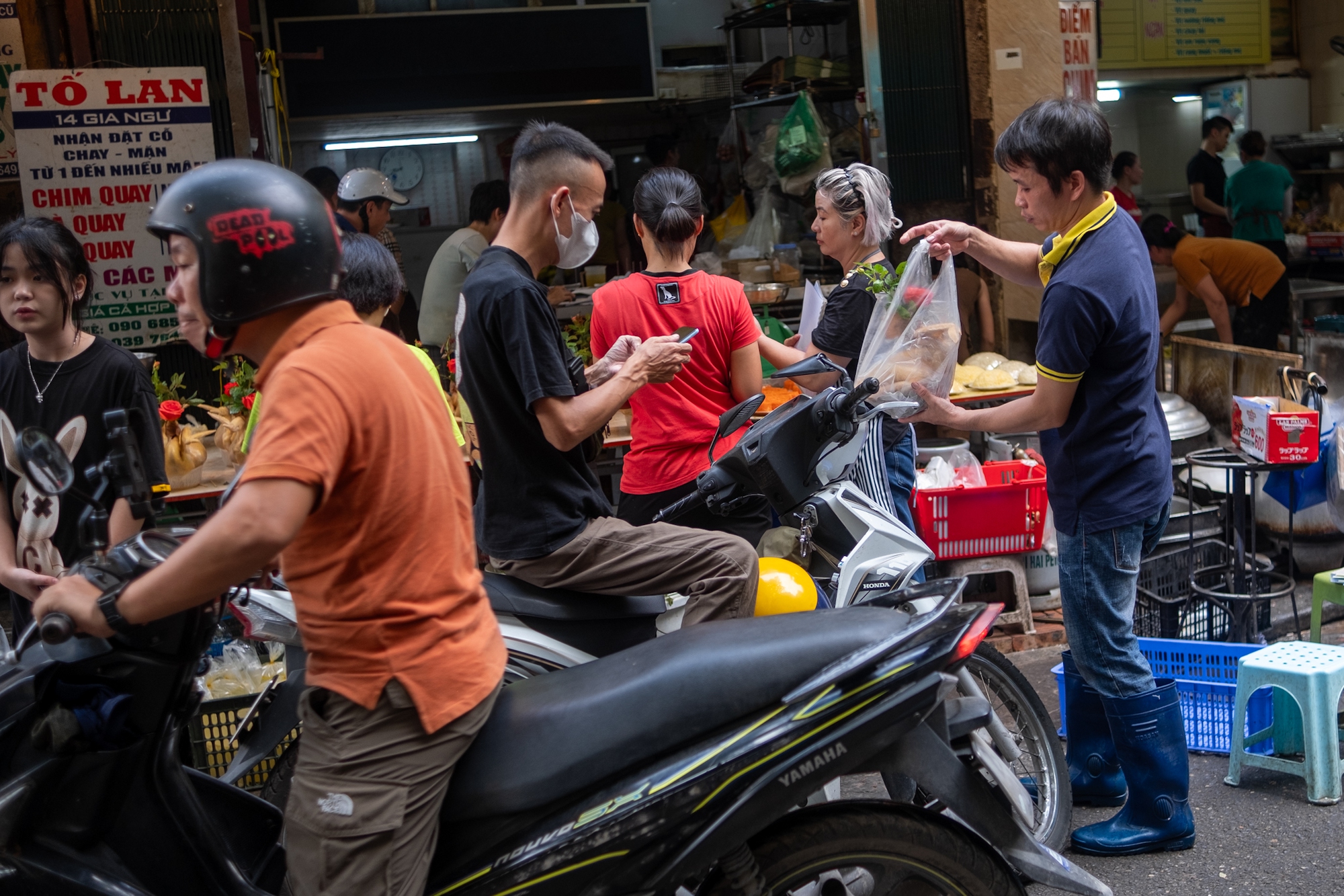 Người Hà Nội chen chân mua đồ lễ ở khu 