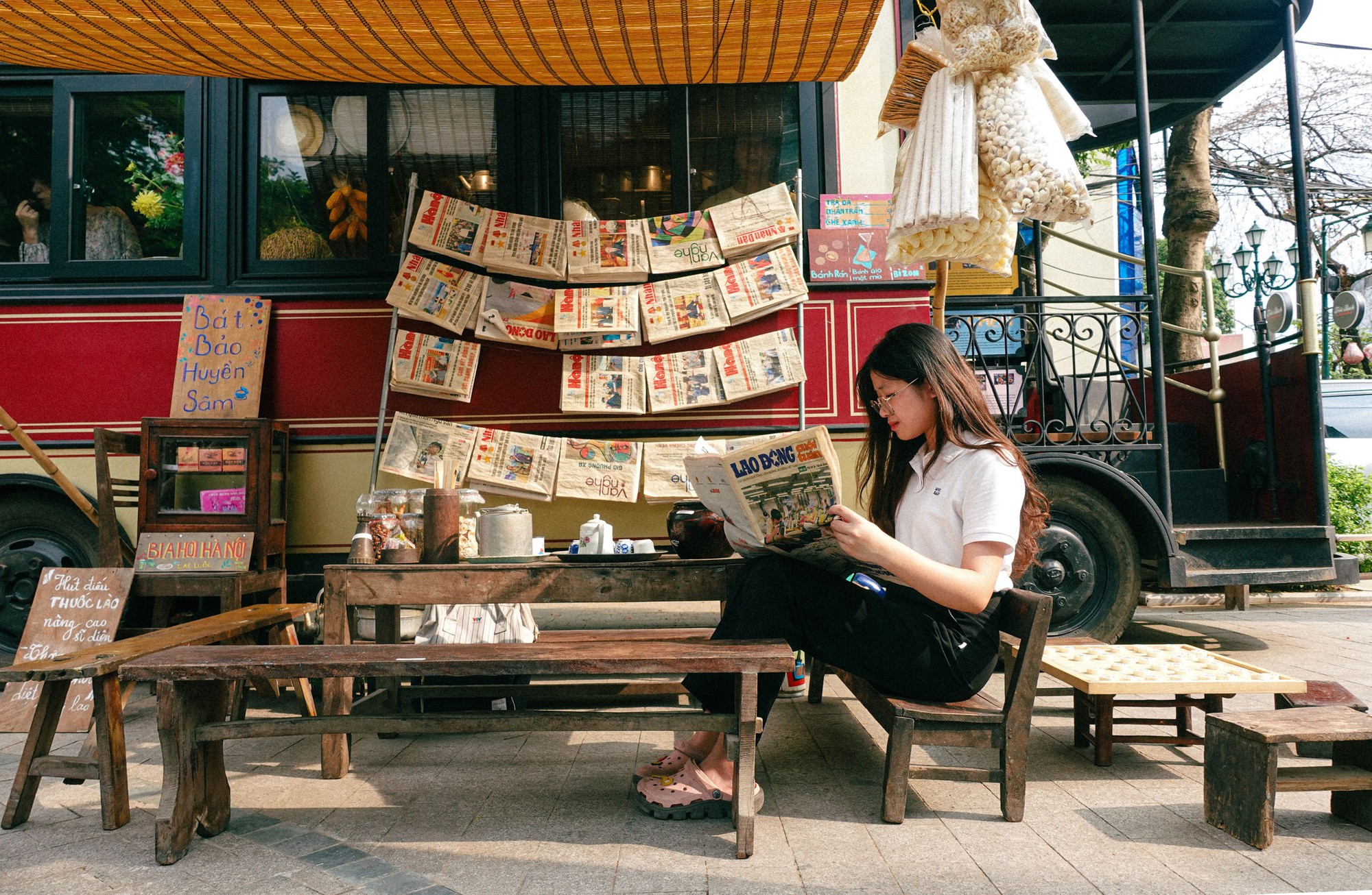 Toa tàu miễn phí vừa ngồi trà đá, vừa 