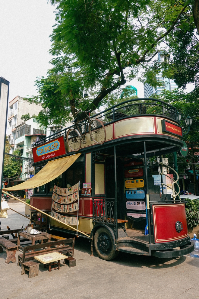 Toa tàu miễn phí vừa ngồi trà đá, vừa 