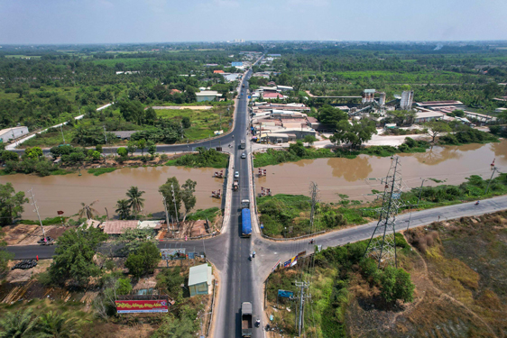 Kênh Thầy Cai - khu vực giáp ranh TP HCM và Long An, nơi tuyến Vành đai 4 TP HCM đi qua Ảnh: HOÀNG TRIỀU