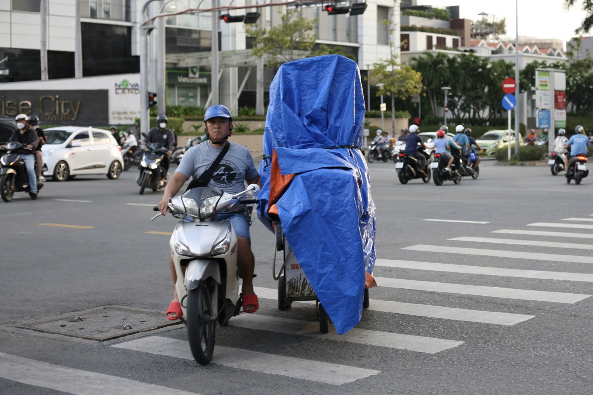 Hình ảnh giao thông lộn xộn tại nút giao Nguyễn Hữu Thọ- Nguyễn Thị Thập- Ảnh 10.