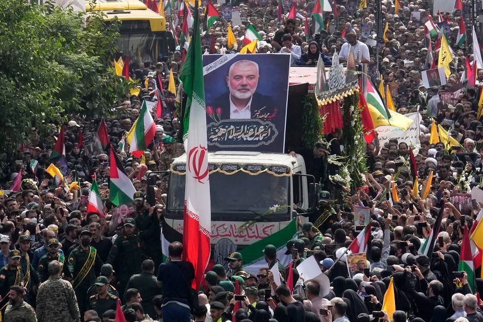 Đoàn người đi theo xe chở thi hài thủ lĩnh Hamas Ismail Haniyeh ở Tehran – Iran ngày 1-8. Ảnh: CNN