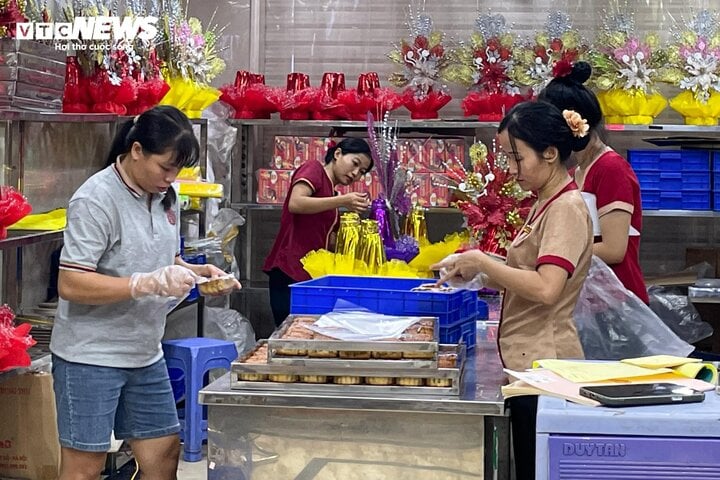 Bánh trung thu mở bán sớm, đắt hơn năm trước- Ảnh 11.