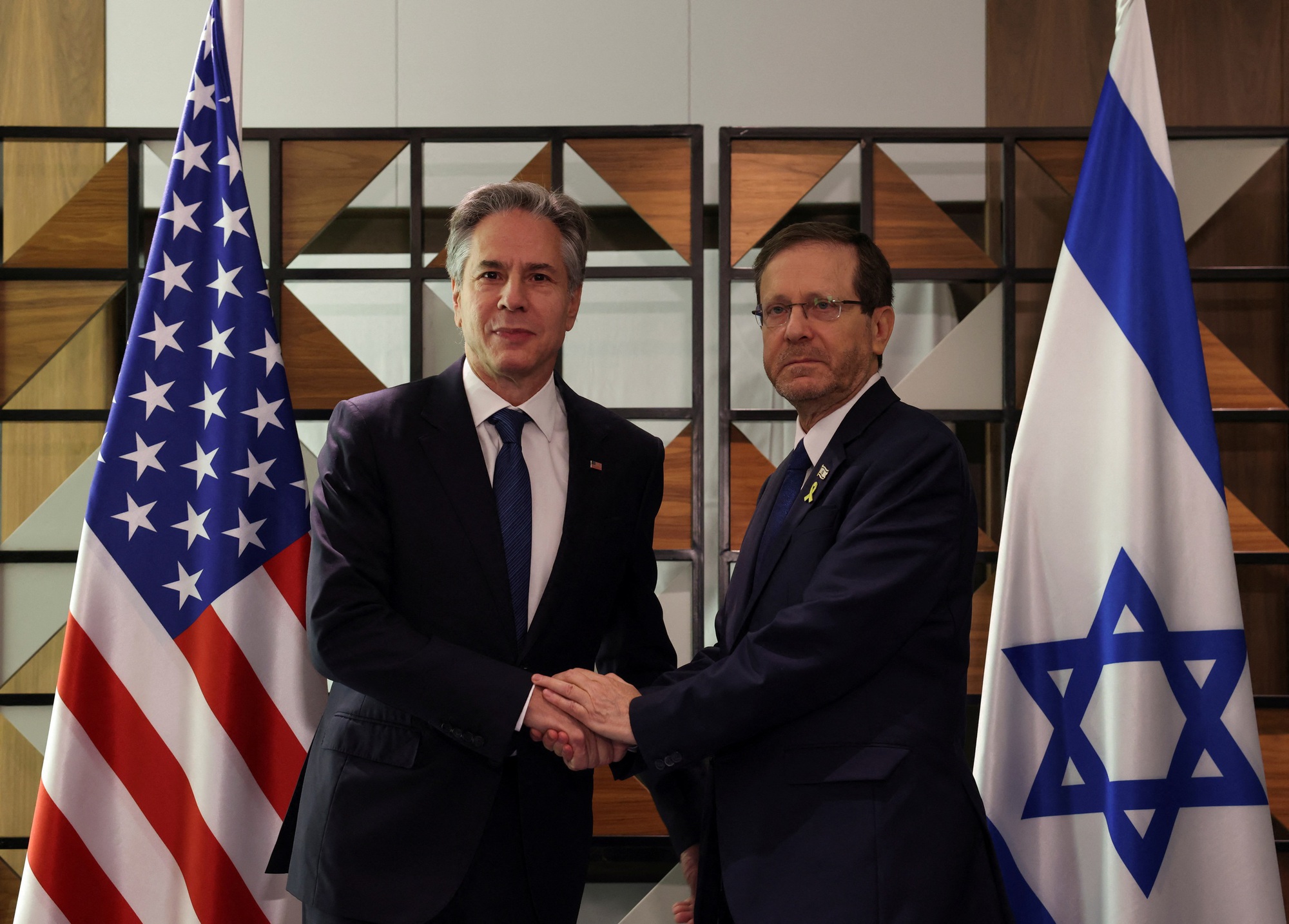 Tổng thống Israel Isaac Herzog (phải) và Ngoại trưởng Mỹ Antony Blinken tại TP Tel Aviv ngày 19-8  Ảnh: REUTERS