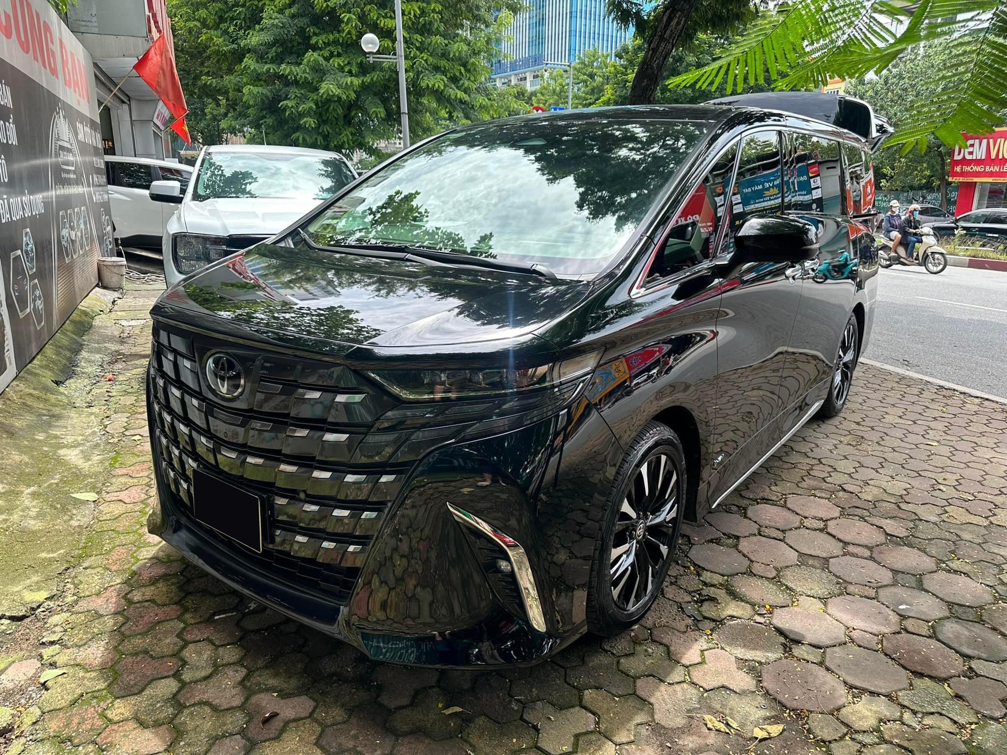 Rao Toyota Alphard chạy 20.000km giá gần 5 tỷ đắt hơn niêm yết mới, người bán cho biết: ‘Đây là chiếc duy nhất thị trường’- Ảnh 1.