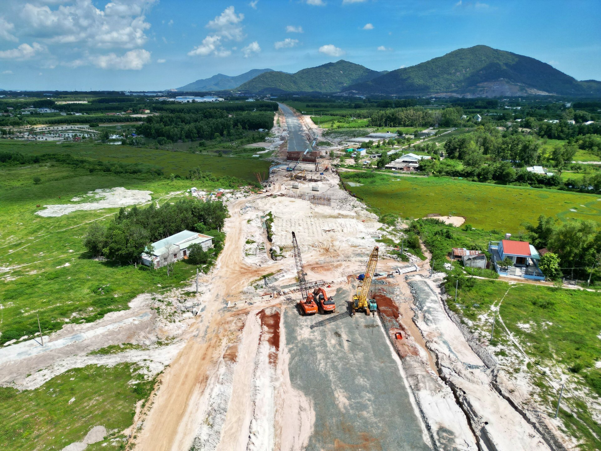 Cảnh đối lập trên công trường dự án cao tốc nghìn tỷ Biên Hòa - Vũng Tàu- Ảnh 4.