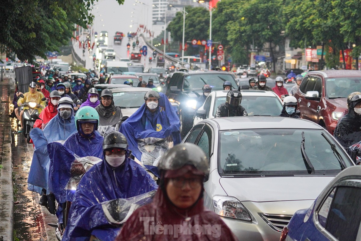 Đường phố Hà Nội kẹt cứng, người dân chật vật về nhà trong cơn mưa chiều- Ảnh 16.