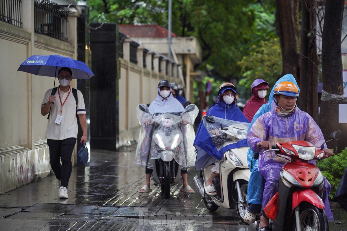 Đường phố Hà Nội kẹt cứng, người dân chật vật về nhà trong cơn mưa chiều- Ảnh 9.