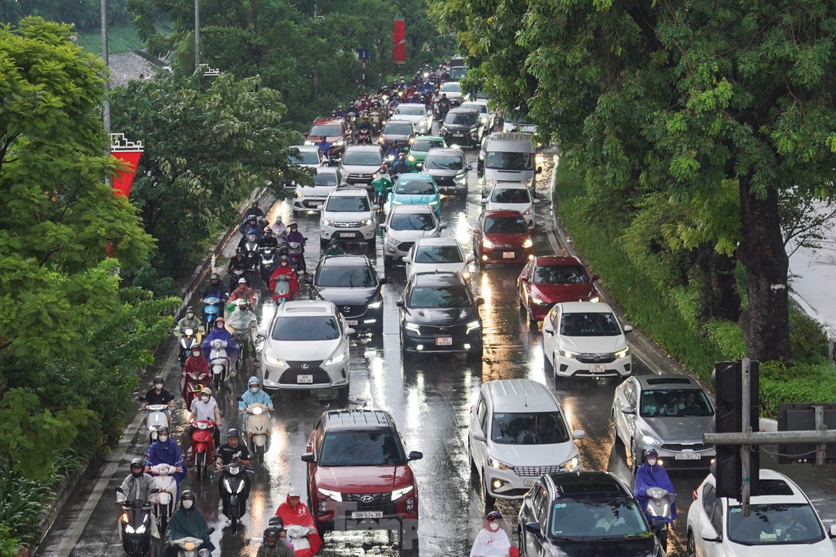 Đường phố Hà Nội kẹt cứng, người dân chật vật về nhà trong cơn mưa chiều- Ảnh 10.