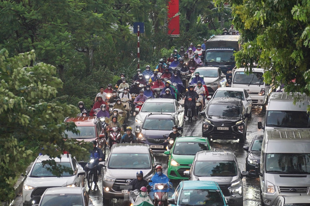 Đường phố Hà Nội kẹt cứng, người dân chật vật về nhà trong cơn mưa chiều- Ảnh 11.