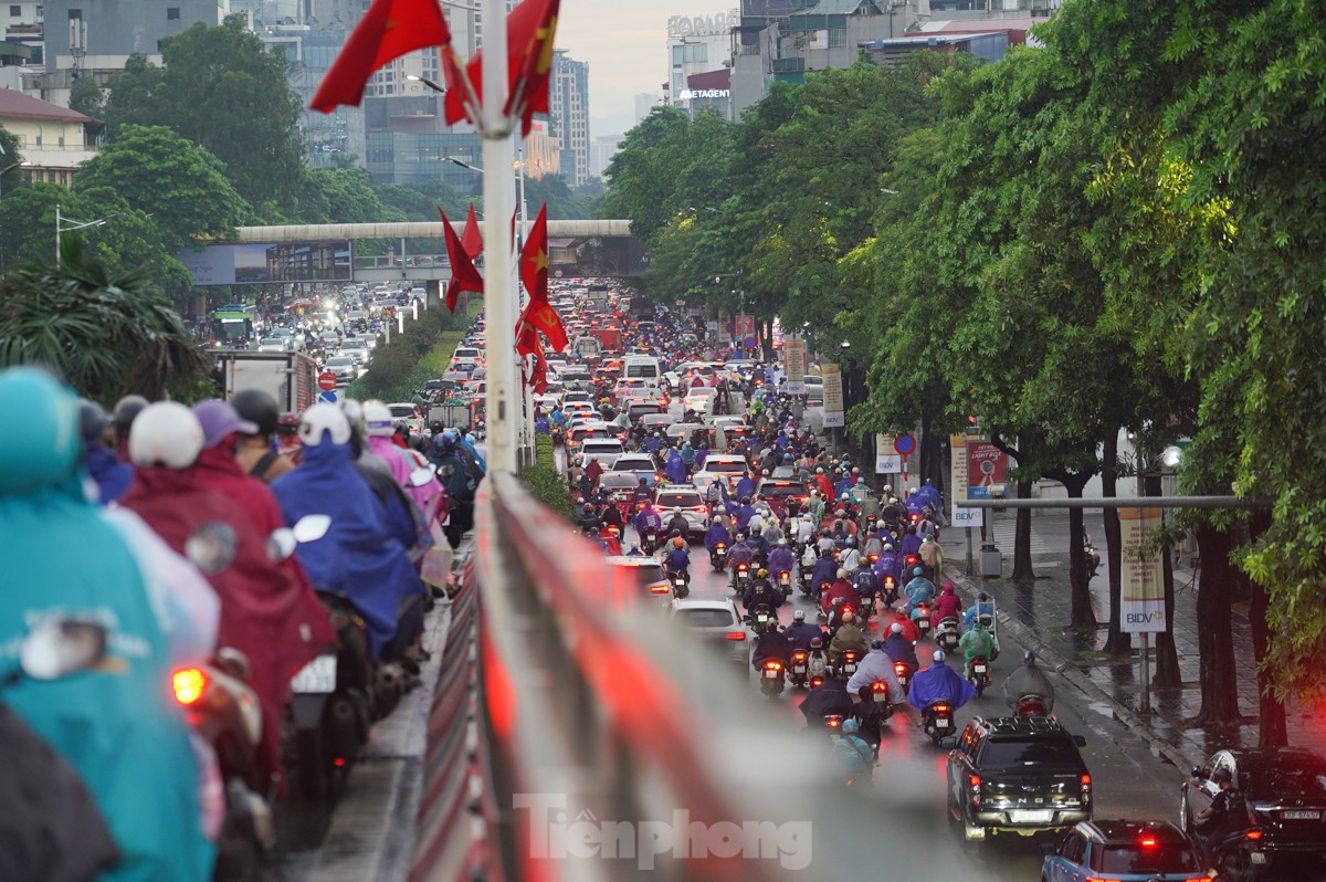 Đường phố Hà Nội kẹt cứng, người dân chật vật về nhà trong cơn mưa chiều- Ảnh 13.