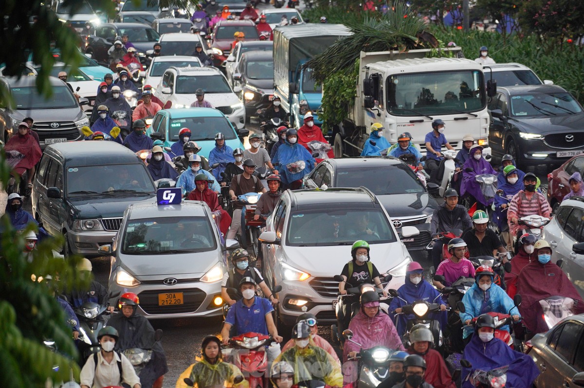 Đường phố Hà Nội kẹt cứng, người dân chật vật về nhà trong cơn mưa chiều- Ảnh 2.