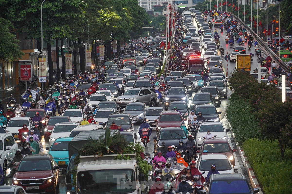 Đường phố Hà Nội kẹt cứng, người dân chật vật về nhà trong cơn mưa chiều- Ảnh 3.