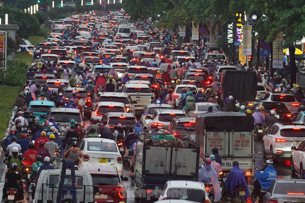 Đường phố Hà Nội kẹt cứng, người dân chật vật về nhà trong cơn mưa chiều- Ảnh 5.