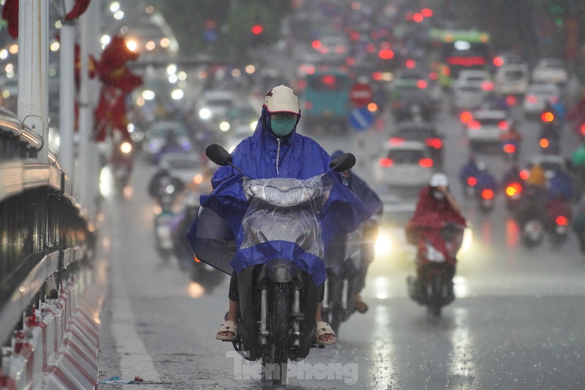 Đường phố Hà Nội kẹt cứng, người dân chật vật về nhà trong cơn mưa chiều- Ảnh 17.