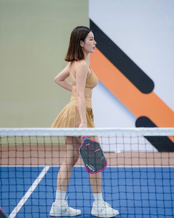 Tới lượt bạn thân Huyền Baby thành tâm điểm tranh cãi bởi đồ tập pickleball khoe lưng trần mướt mồ hôi- Ảnh 2.