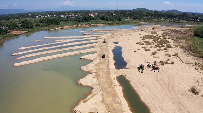 Hà Nội yêu cầu báo cáo vụ đấu giá mỏ cát cao gấp 70 lần giá khởi điểm trong tháng 8- Ảnh 1.