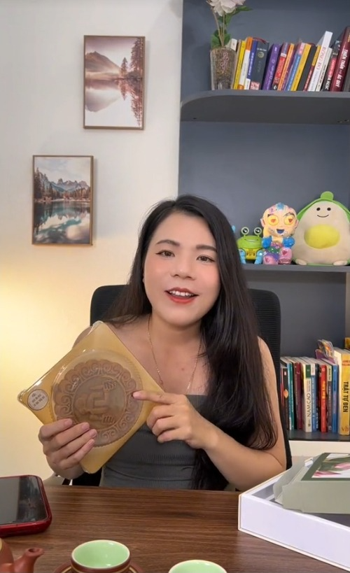 Dân tình đua nhau review bánh Trung thu của Quang Linh Vlogs: Vị mochi chà bông được khen hết lời, có người săn 3 phiên live mới mua được- Ảnh 11.