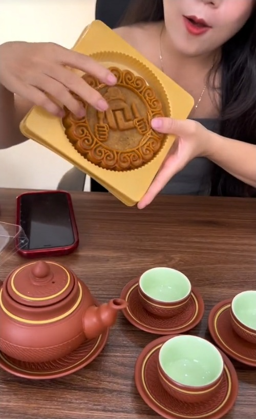 Dân tình đua nhau review bánh Trung thu của Quang Linh Vlogs: Vị mochi chà bông được khen hết lời, có người săn 3 phiên live mới mua được- Ảnh 12.