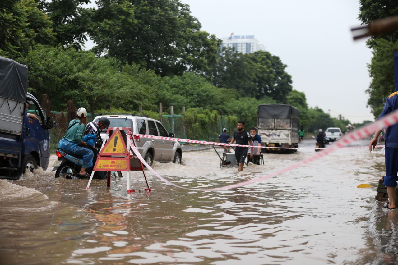 Hà Nội: Nhiều khu vực vẫn ngập sâu sau đêm mưa lớn tối qua- Ảnh 3.