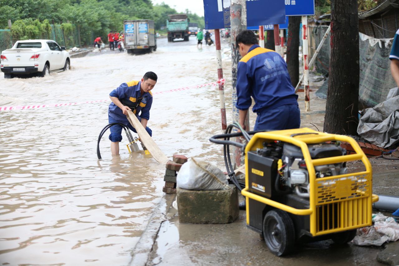 Hà Nội: Nhiều khu vực vẫn ngập sâu sau đêm mưa lớn tối qua- Ảnh 6.