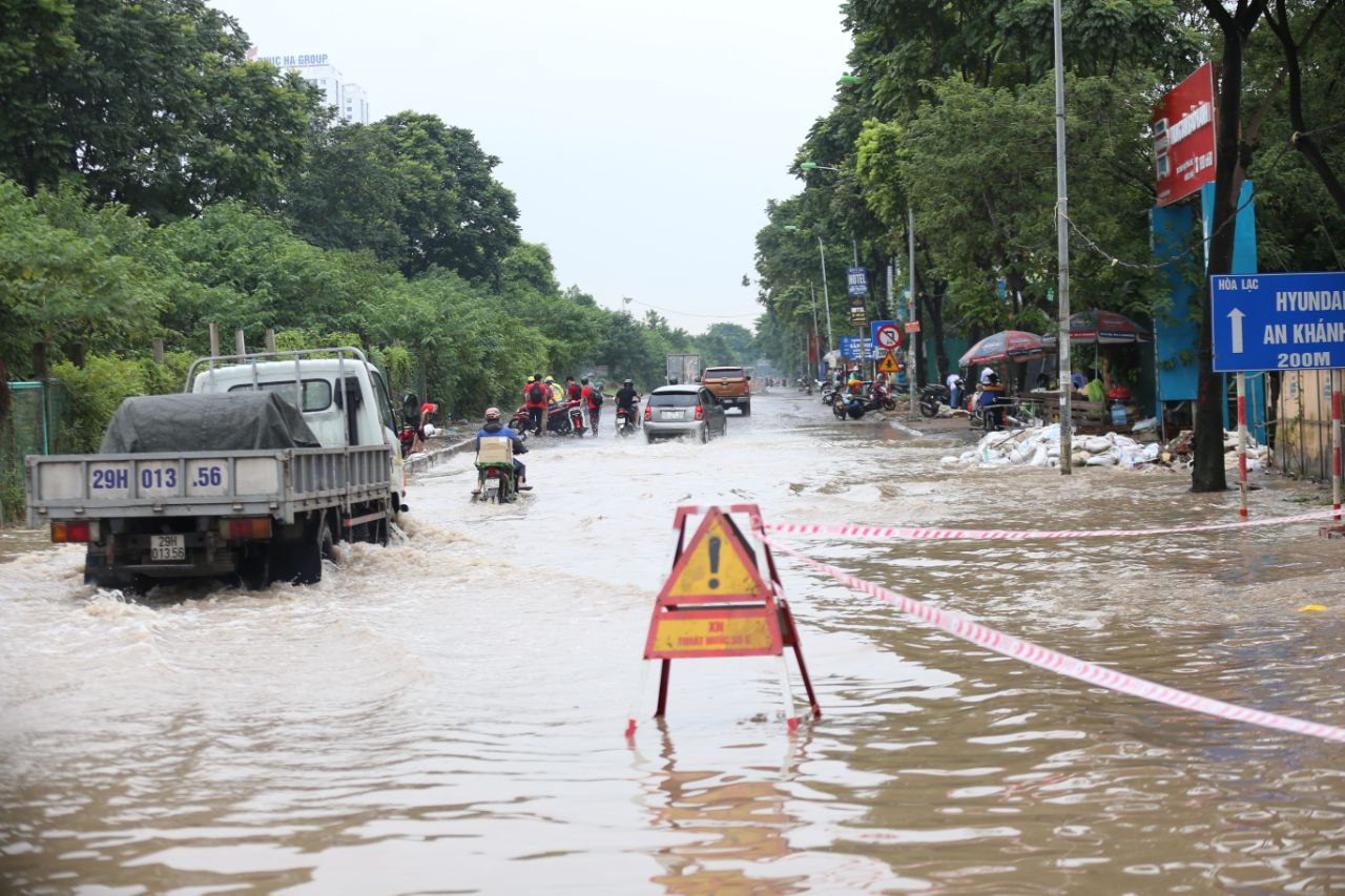 Hà Nội: Nhiều khu vực vẫn ngập sâu sau đêm mưa lớn tối qua- Ảnh 5.