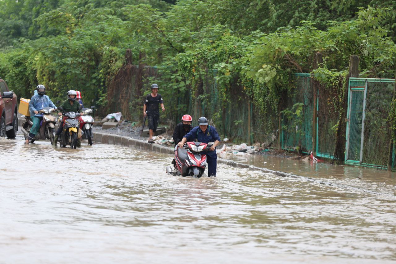 Hà Nội: Nhiều khu vực vẫn ngập sâu sau đêm mưa lớn tối qua- Ảnh 11.