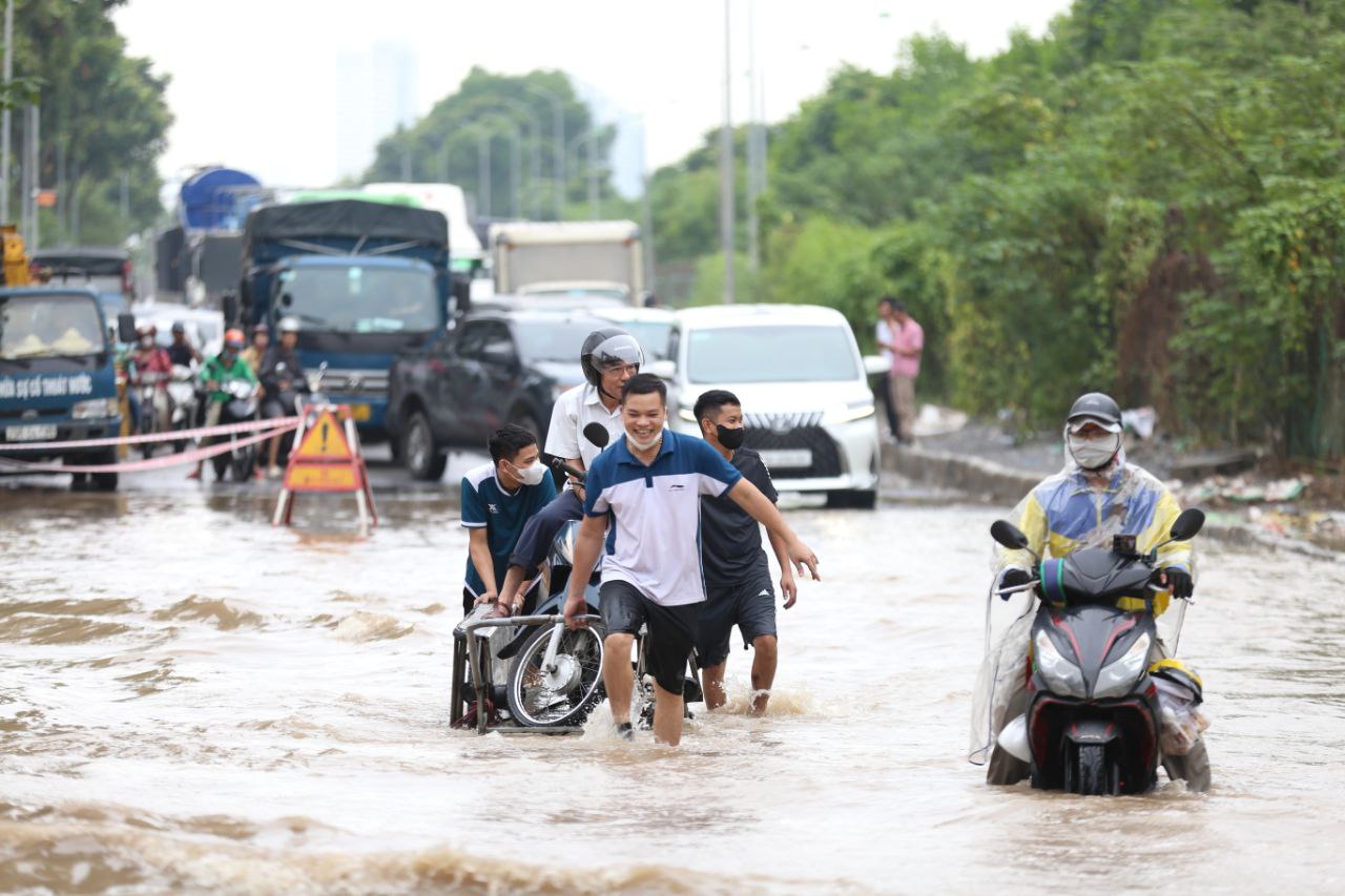 Hà Nội: Nhiều khu vực vẫn ngập sâu sau đêm mưa lớn tối qua- Ảnh 12.