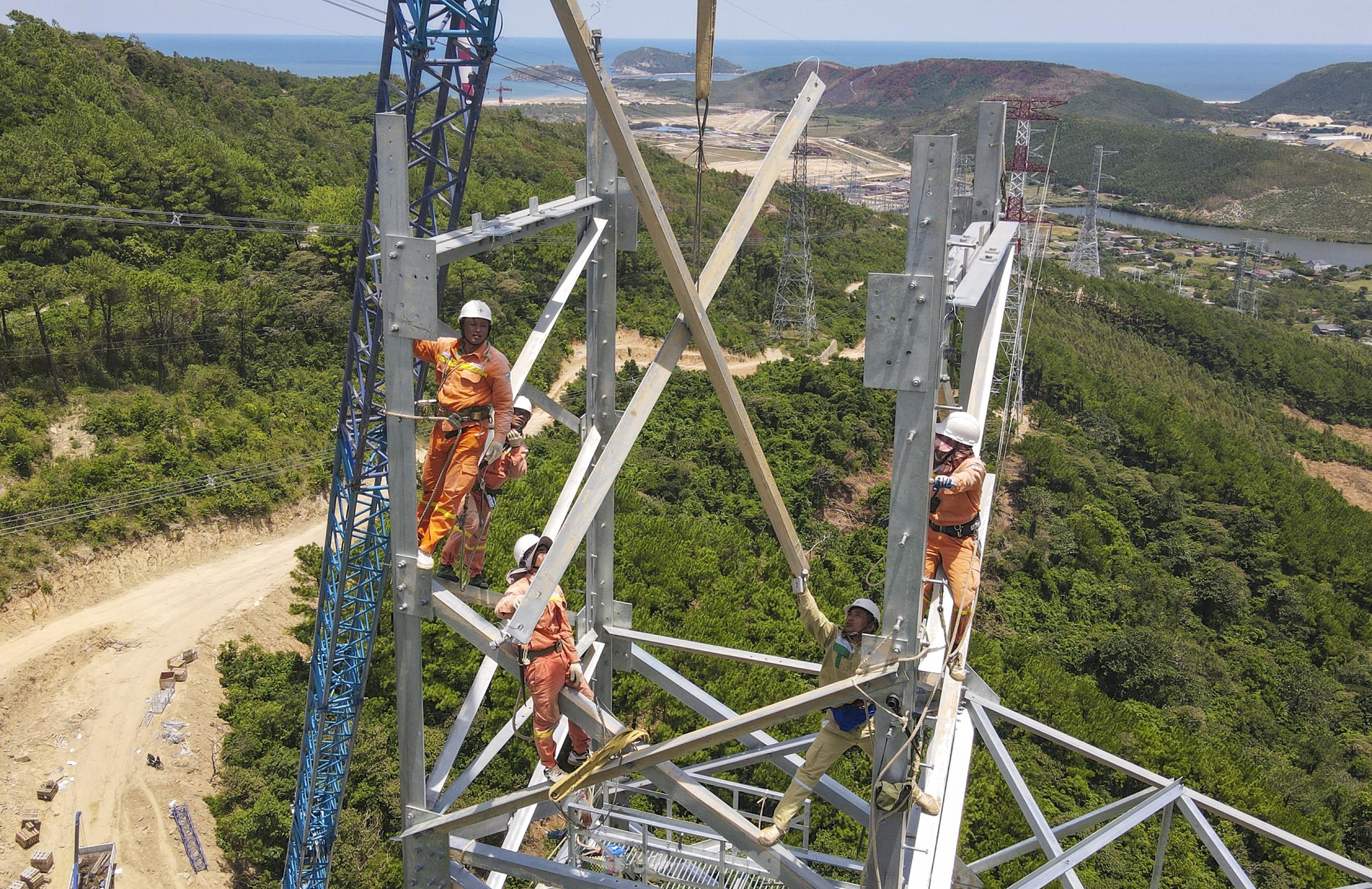 Toàn cảnh đường dây 500kV mạch 3 qua Hà Tĩnh trước ngày về đích- Ảnh 9.