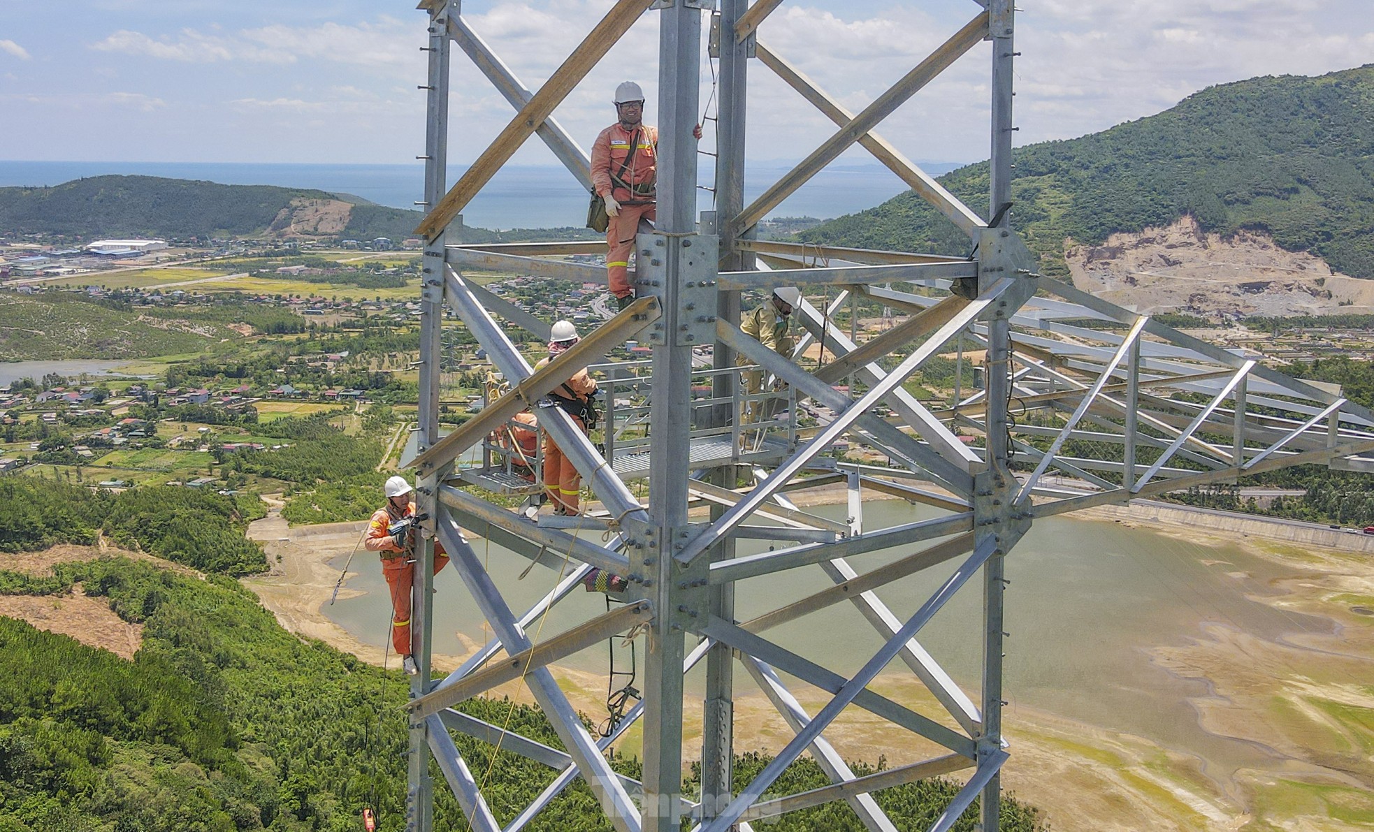 Toàn cảnh đường dây 500kV mạch 3 qua Hà Tĩnh trước ngày về đích- Ảnh 3.