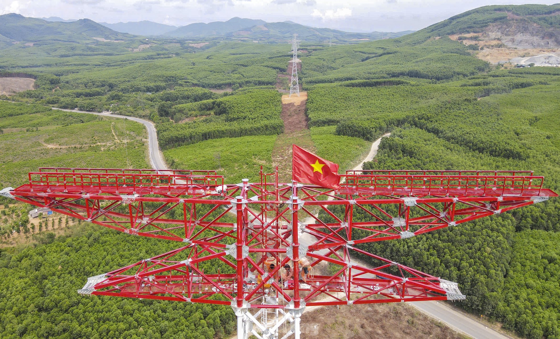 Toàn cảnh đường dây 500kV mạch 3 qua Hà Tĩnh trước ngày về đích- Ảnh 18.