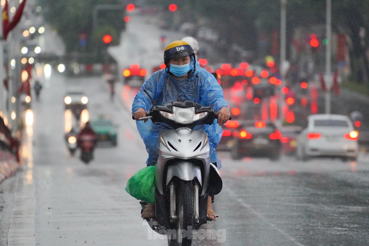 Hà Nội mưa từ đêm đến sáng, xe ùn tắc mọi ngả đường, người dân chật vật tìm đường tới công sở- Ảnh 1.