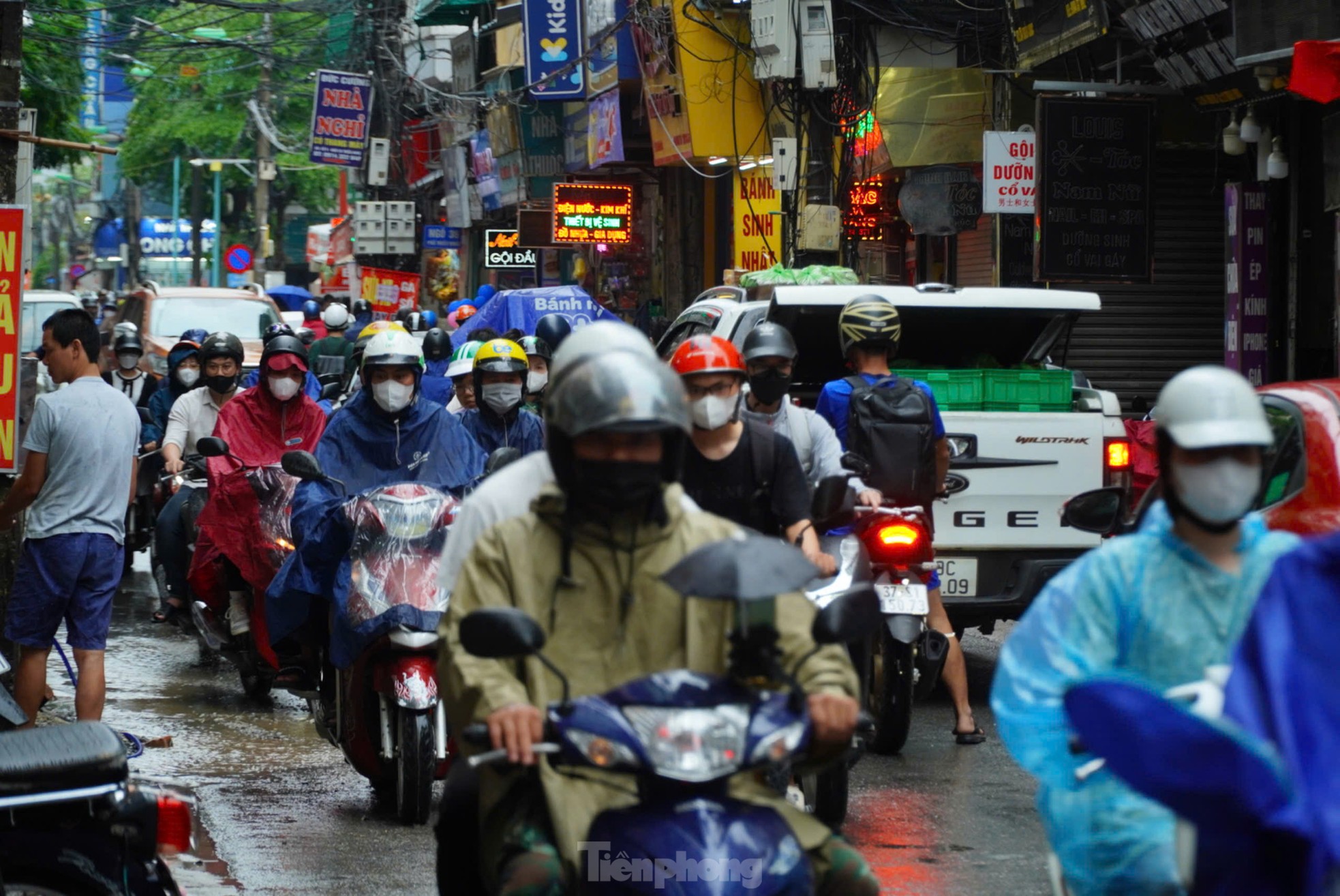 Hà Nội mưa từ đêm đến sáng, xe ùn tắc mọi ngả đường, người dân chật vật tìm đường tới công sở- Ảnh 16.