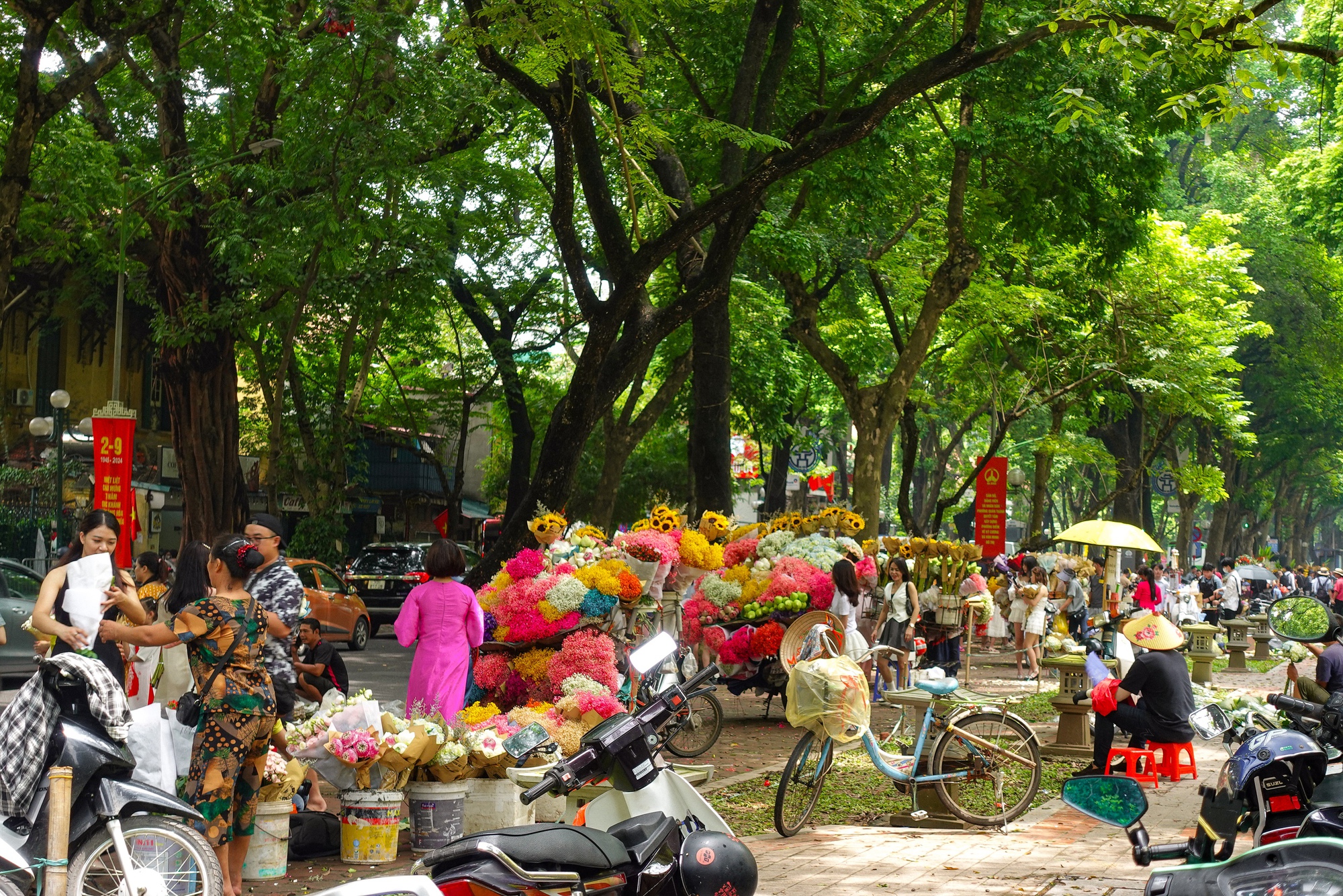 Hết nóng rồi: Dân tình Hà Nội tranh thủ đi 