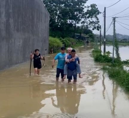 Mưa lớn kéo dài, đường sá thành sông: Bộ đội, công an dầm mình giúp dân chạy lũ- Ảnh 8.