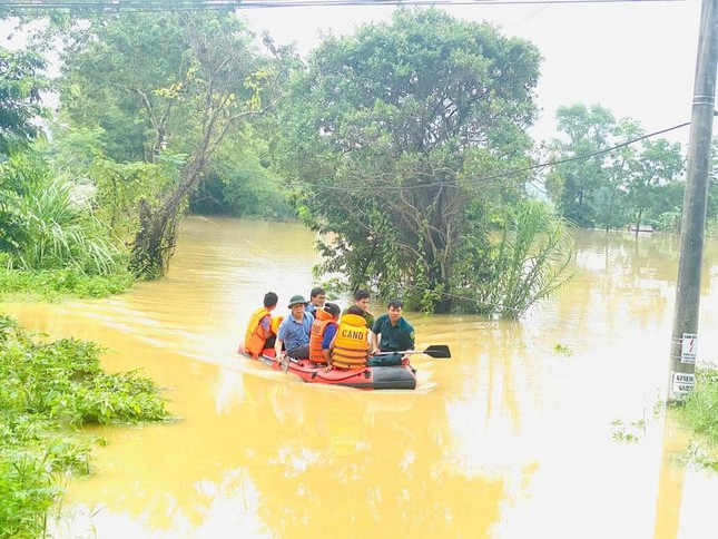 Mưa lớn kéo dài, đường sá thành sông: Bộ đội, công an dầm mình giúp dân chạy lũ- Ảnh 4.