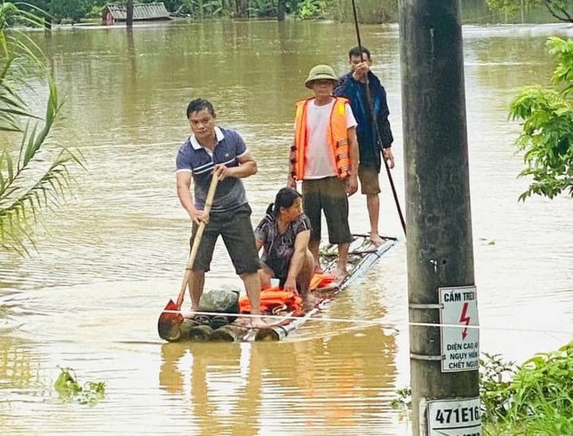 Mưa lớn kéo dài, đường sá thành sông: Bộ đội, công an dầm mình giúp dân chạy lũ- Ảnh 9.