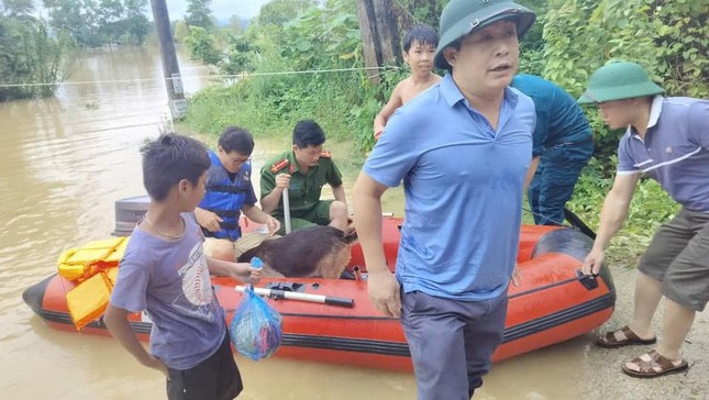 Mưa lớn kéo dài, đường sá thành sông: Bộ đội, công an dầm mình giúp dân chạy lũ- Ảnh 17.