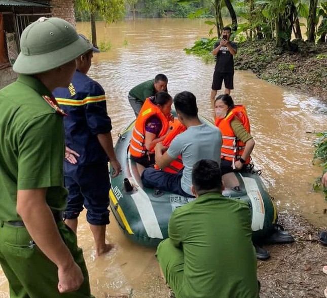 Mưa lớn kéo dài, đường sá thành sông: Bộ đội, công an dầm mình giúp dân chạy lũ- Ảnh 10.