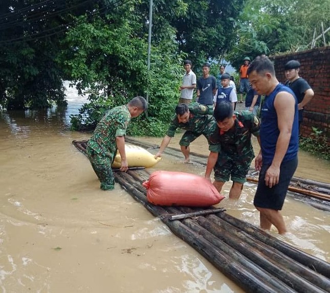 Mưa lớn kéo dài, đường sá thành sông: Bộ đội, công an dầm mình giúp dân chạy lũ- Ảnh 11.