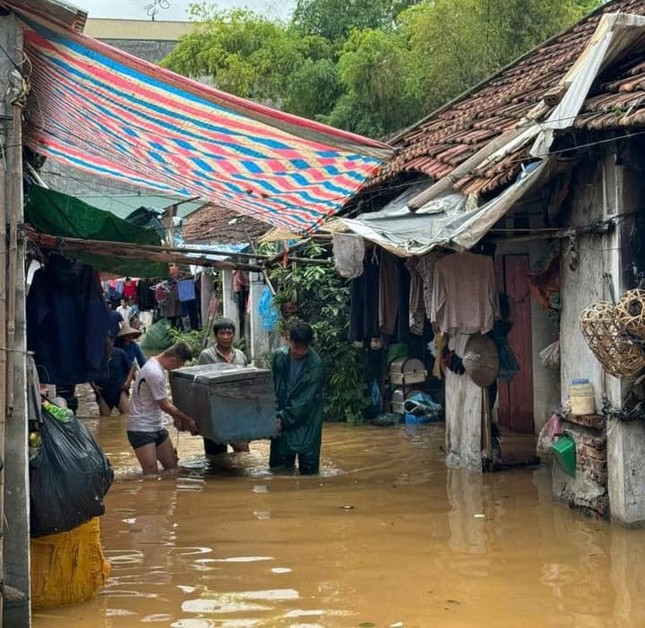 Mưa lớn kéo dài, đường sá thành sông: Bộ đội, công an dầm mình giúp dân chạy lũ- Ảnh 16.