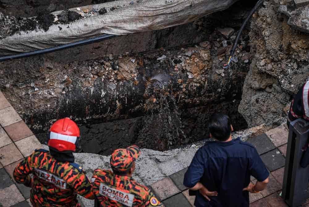 Đang đi trên vỉa hè, người phụ nữ bị hố tử thần 'nuốt trọn', thứ tìm được sau đó gây xót xa- Ảnh 2.