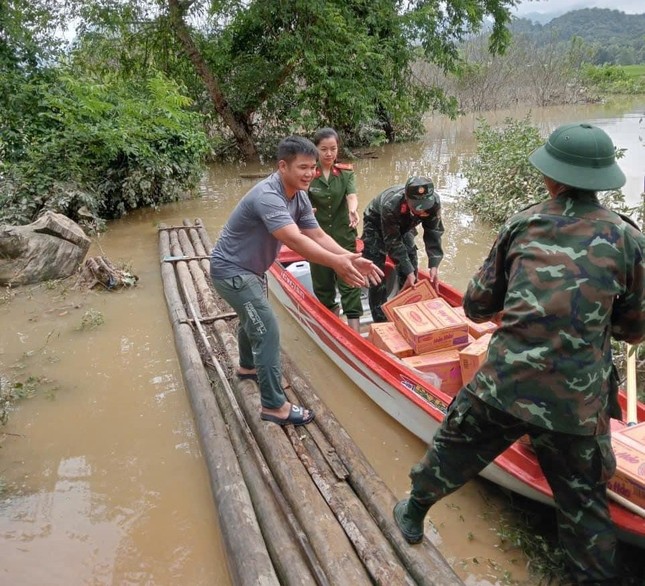 Mưa lớn kéo dài, đường sá thành sông: Bộ đội, công an dầm mình giúp dân chạy lũ- Ảnh 12.