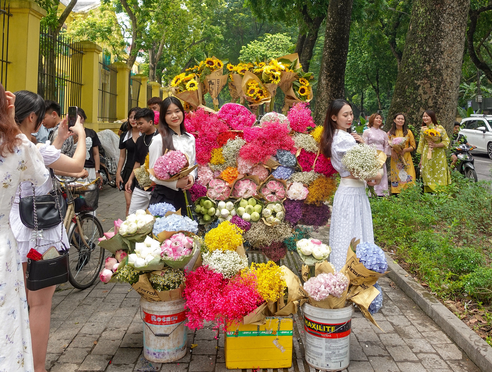 Hết nóng rồi: Dân tình Hà Nội tranh thủ đi 