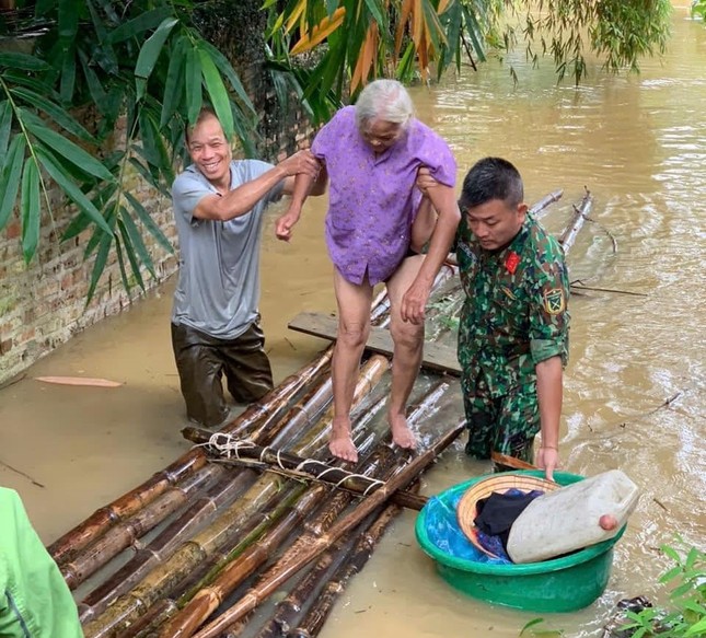 Mưa lớn kéo dài, đường sá thành sông: Bộ đội, công an dầm mình giúp dân chạy lũ- Ảnh 13.