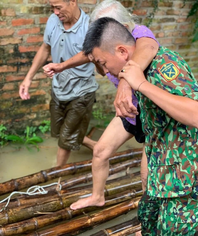 Mưa lớn kéo dài, đường sá thành sông: Bộ đội, công an dầm mình giúp dân chạy lũ- Ảnh 14.