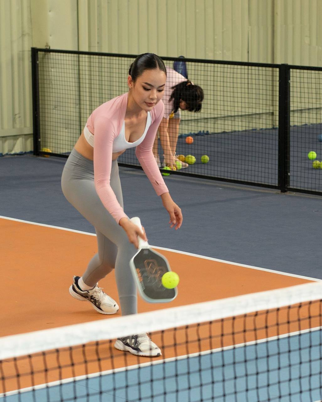 Hội gái xinh vẫn lên sân pickleball giữa bão thị phi: “Vui vẻ lên, ai mặc gì kệ đi”- Ảnh 4.