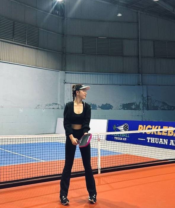 Hội gái xinh vẫn lên sân pickleball giữa bão thị phi: “Vui vẻ lên, ai mặc gì kệ đi”- Ảnh 2.