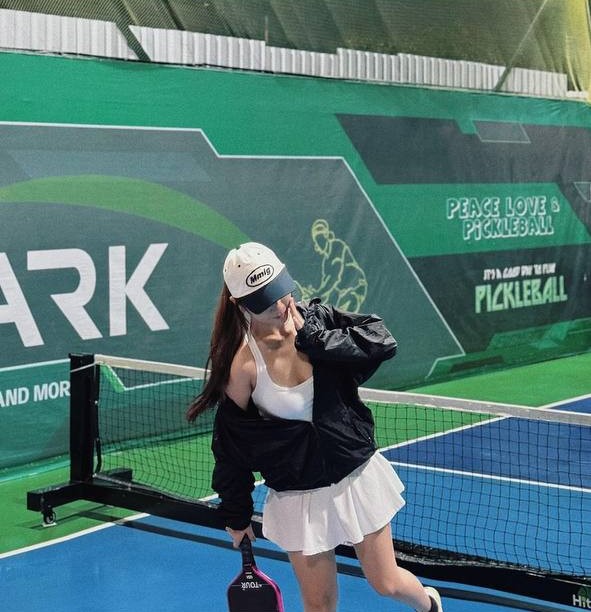 Hội gái xinh vẫn lên sân pickleball giữa bão thị phi: “Vui vẻ lên, ai mặc gì kệ đi”- Ảnh 3.