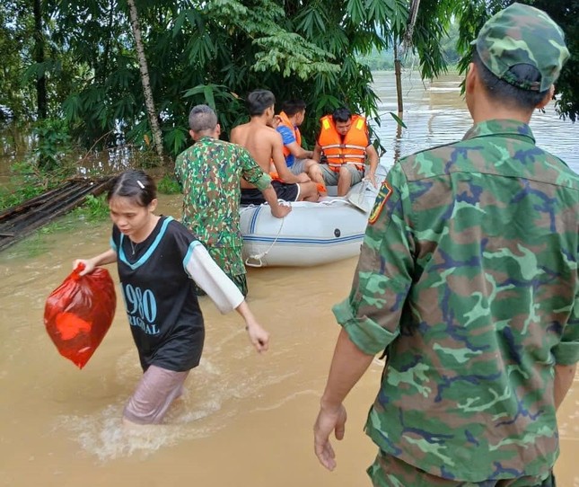 Mưa lớn kéo dài, đường sá thành sông: Bộ đội, công an dầm mình giúp dân chạy lũ- Ảnh 15.